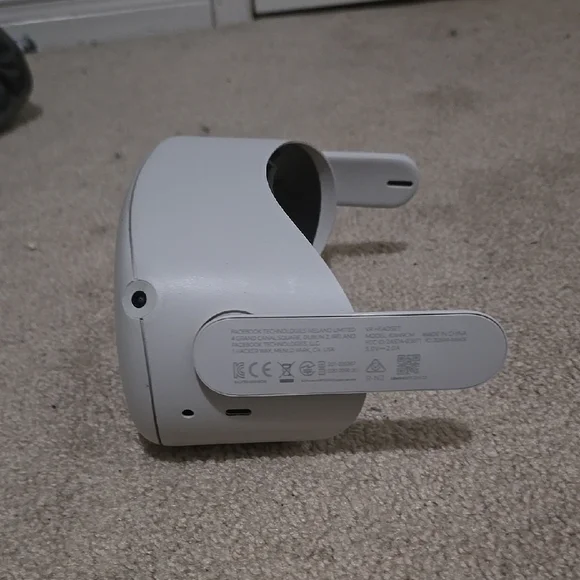 Oculus Quest 2 (For Parts) - Picture 3 of 7